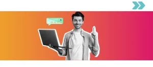 Imagen de un chico sujetando un portátil sonriendo
