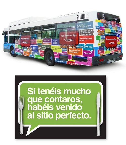 Imagen de un autobús lleno de pegatinas con comentarios