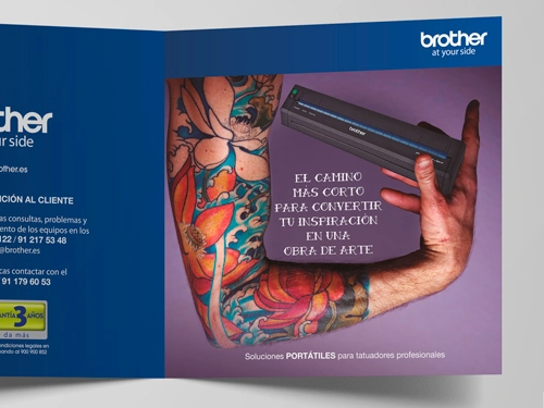 Detalle de una portada en la que sale un brazo tatuado